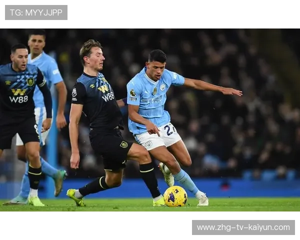 伯恩利训练课上福斯特背身衔接动作越来越稳